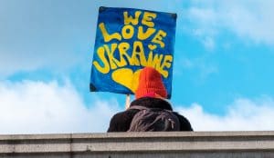 Viele Politiker:innen, Unternehmen, Medien und Marken bekunden aktuell ihre Solidarität zur Ukraine.