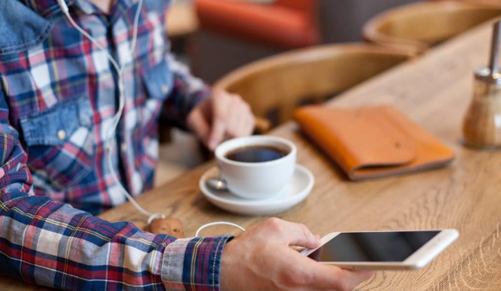 Podcasts lassen sich überall konsumieren - auch im Café auf dem Smartphone